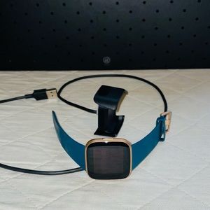 Fitbit Versa 2 - Rose gold face w/green band